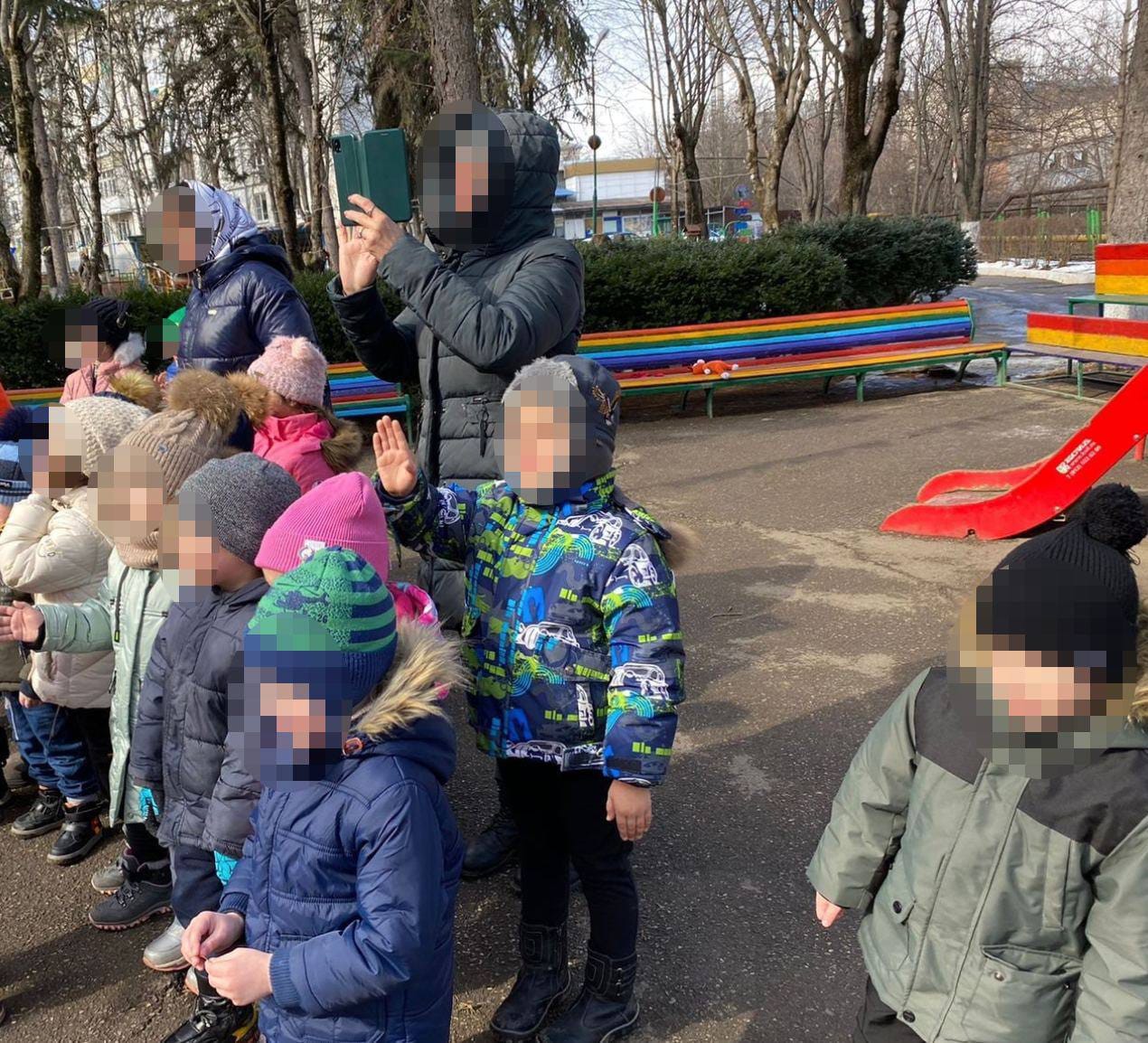 В Ставропольском крае проверяют детский сад на «пропаганду ЛГБТ» из-за лавочек, раскрашенных в цвета радуги 