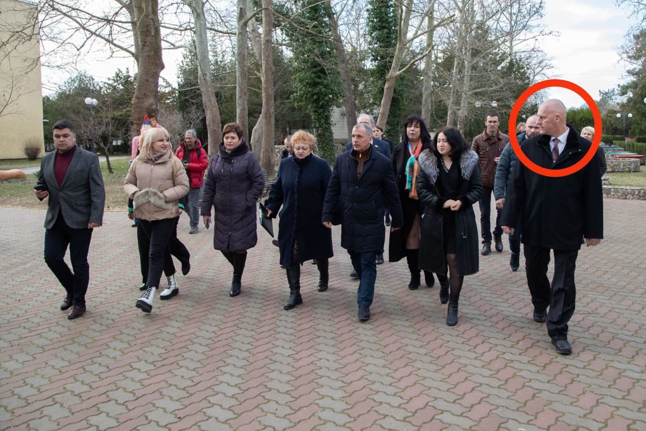 The Insider удалось установить человека, причастного к насилию над вывезенными украинскими детьми. Это бывший сотрудник «Беркута»