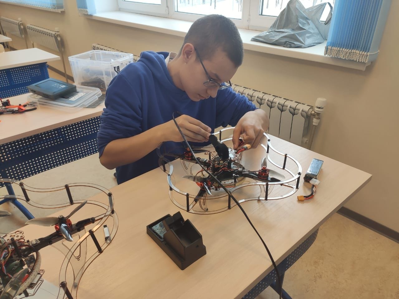 «Важные истории»: Российские школы закупают дроны, чтобы учить детей ими управлять 