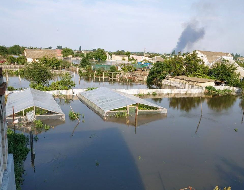 В затопленных Олешках погибли десятки людей, МЧС РФ не пропускает в город лодки со спасателями, опасаясь диверсионных групп — волонтер