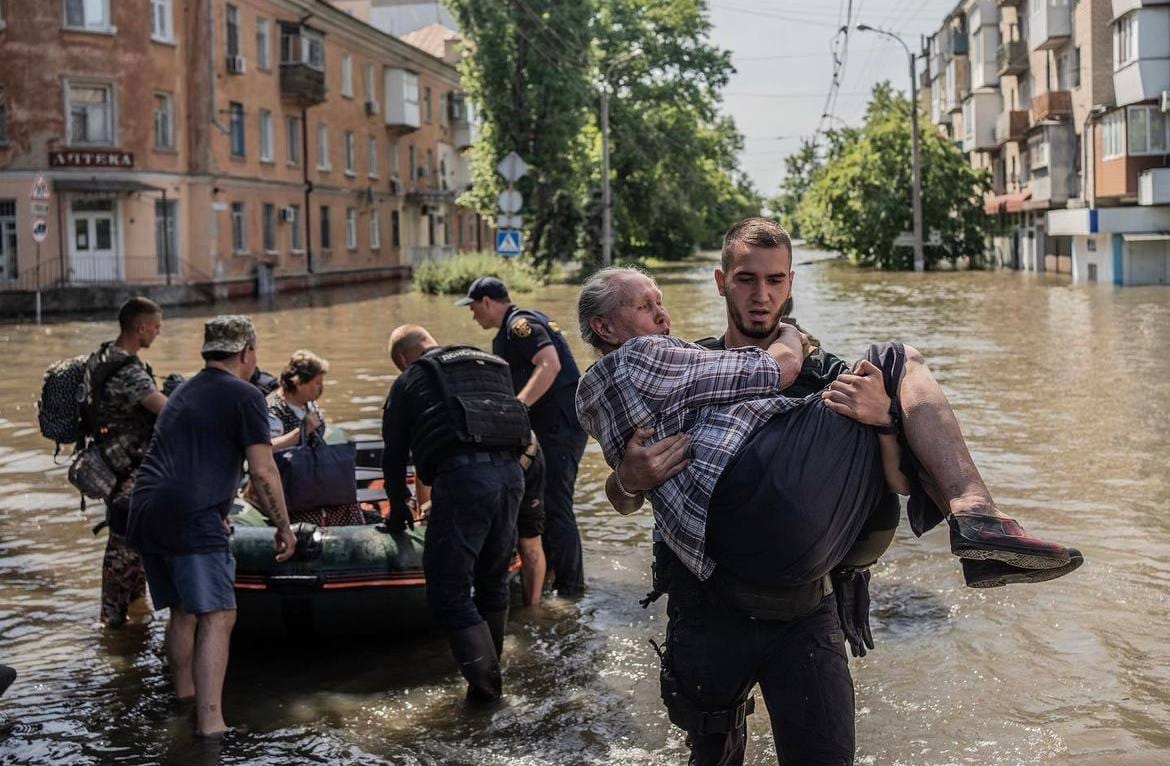 Российские войска вновь обстреляли Херсон во время эвакуации — областная прокуратура