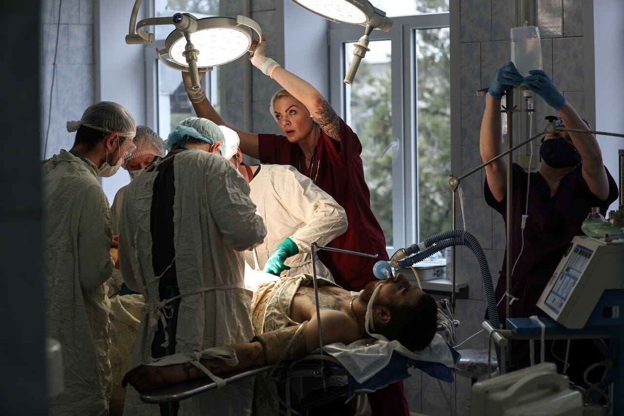 Без лекарств, анестезии и наркоза: как лечат в российских прифронтовых госпиталях