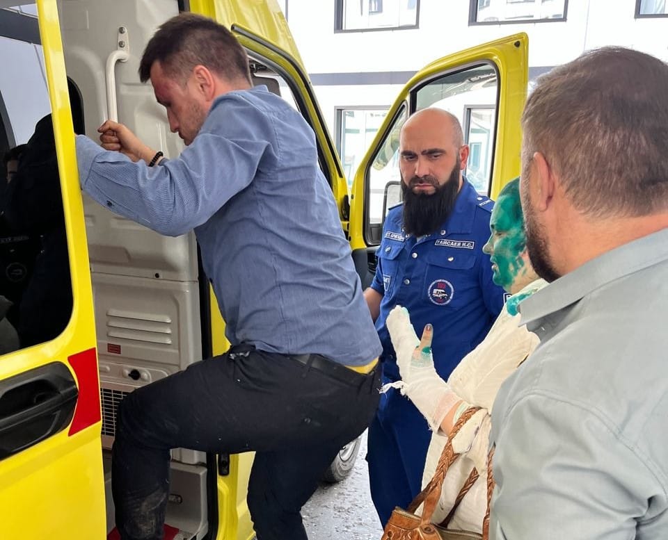 «Гнусное и омерзительное преступление». Пропагандисты и чиновники потребовали расследовать избиение журналистки и адвоката в Чечне