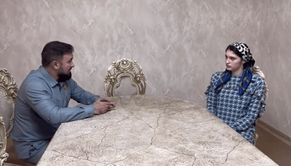 Чеченский омбудсмен записал видео с девушкой, бежавшей из Чечни из-за домашнего насилия. Теперь она говорит, что у нее все хорошо