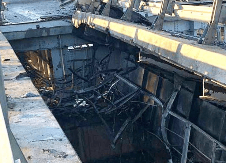 После взрыва на Крымском мосту СК возбудил дело о теракте, в НАК РФ заявили об атаке «надводными БПЛА». Что известно к этому моменту