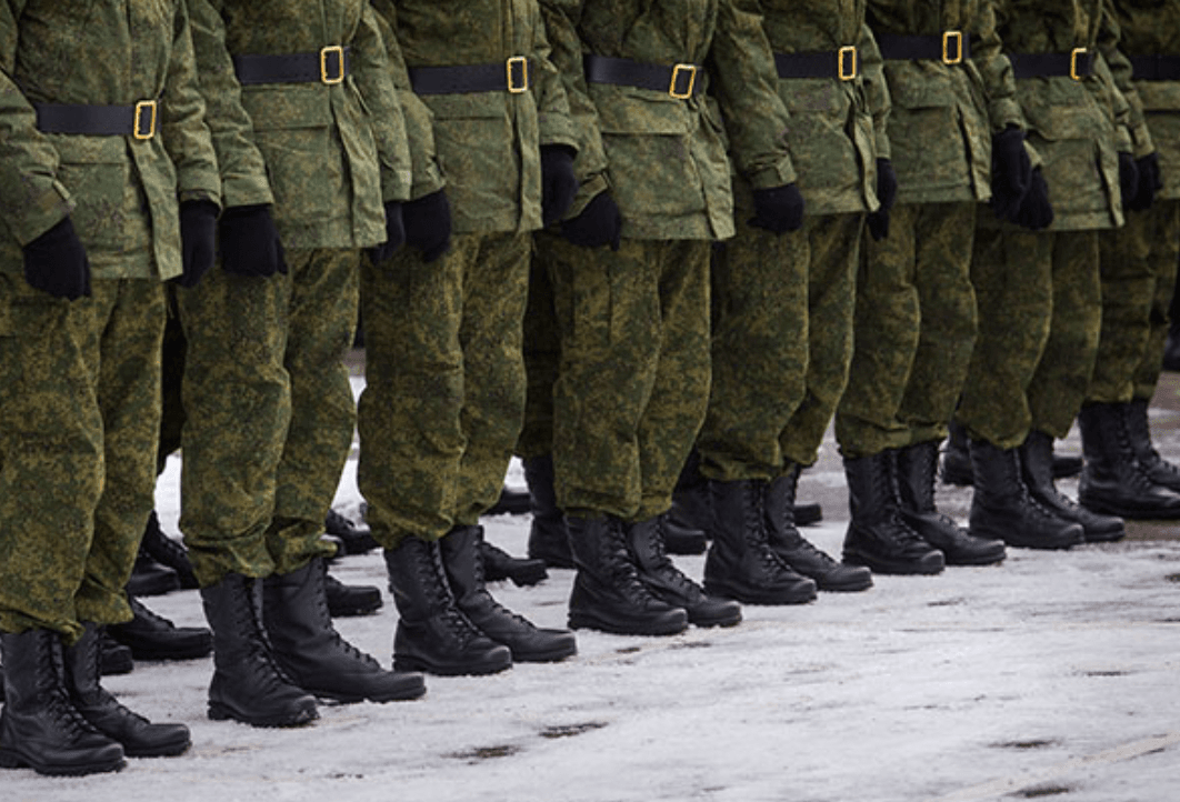 «Увеличение возраста призыва затронет два миллиона россиян, Россия переходит на военный режим существования» — правозащитник