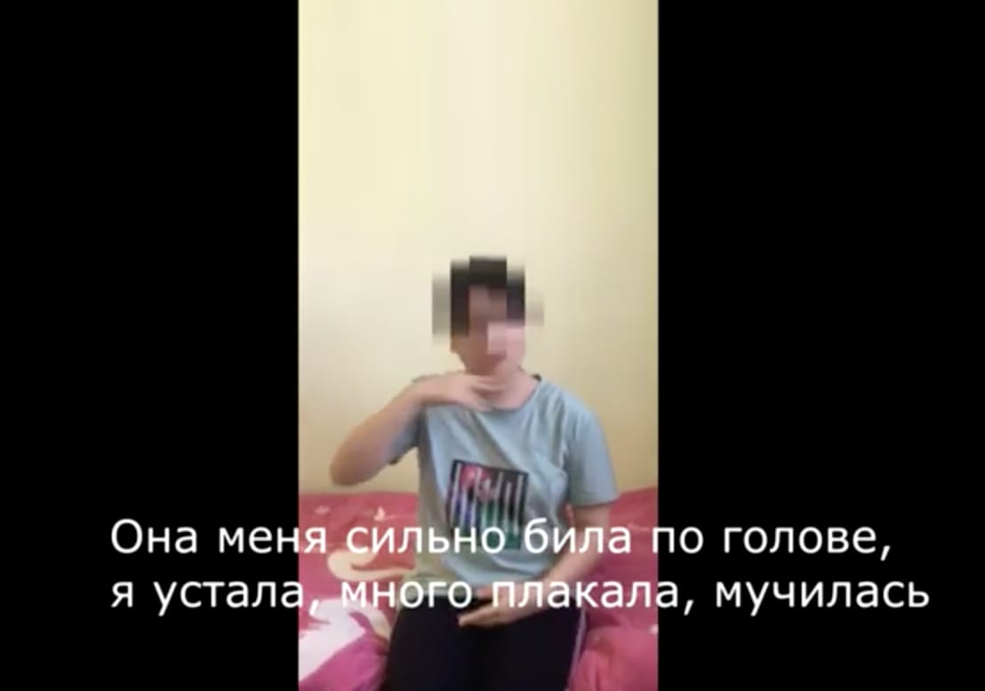 В Якутии педагог избивала детей в школе для неслышащих. Они записали видеообращение на языке жестов