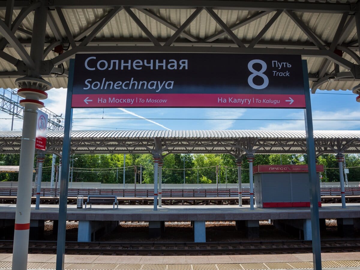 На Киевском направлении Московской железной дороги подожгли релейный шкаф. Поезда значительно отстают от графика — МЖД