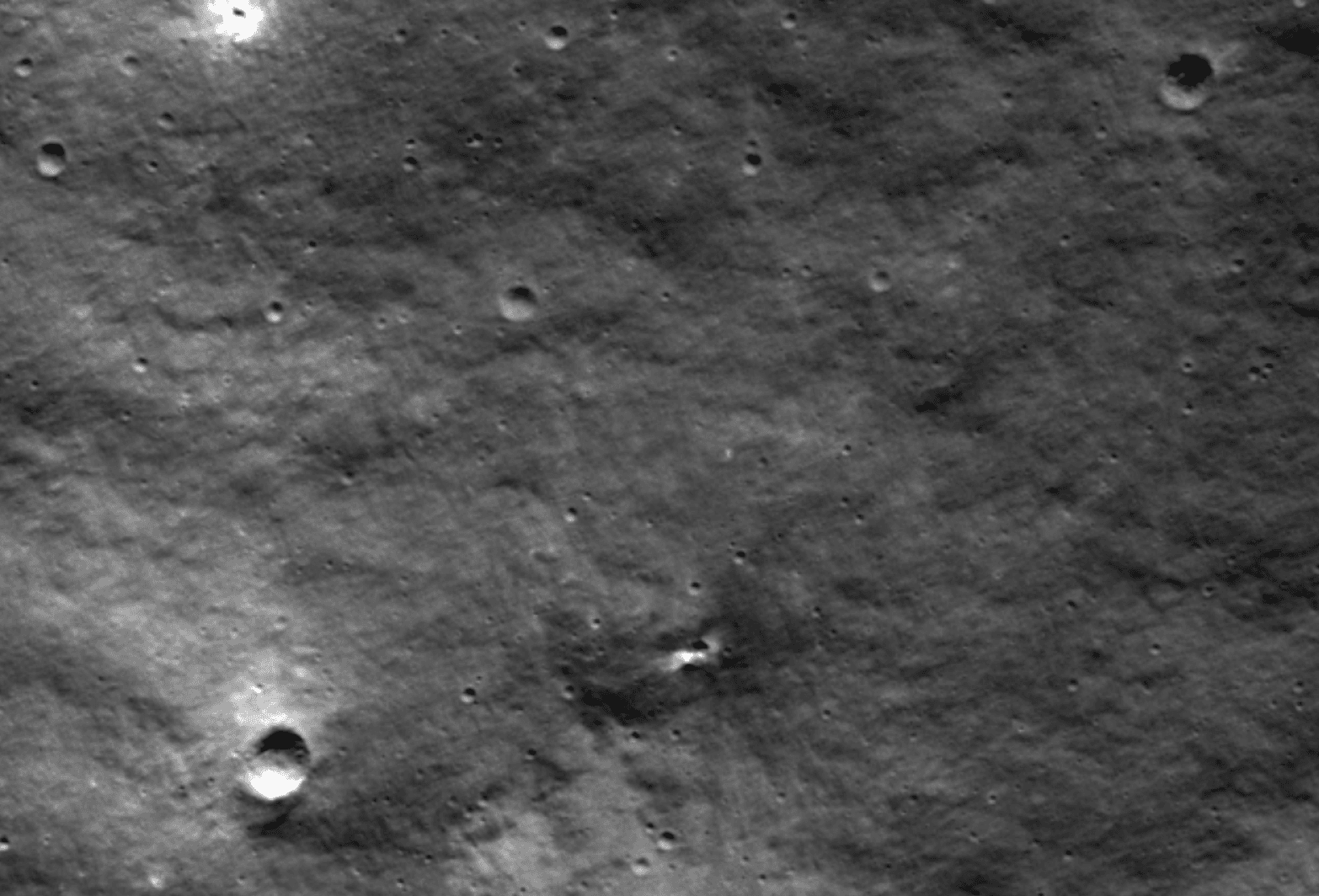 NASA опубликовало снимки нового кратера на Луне. Это, вероятнее всего, место падения российской «Луны-25»