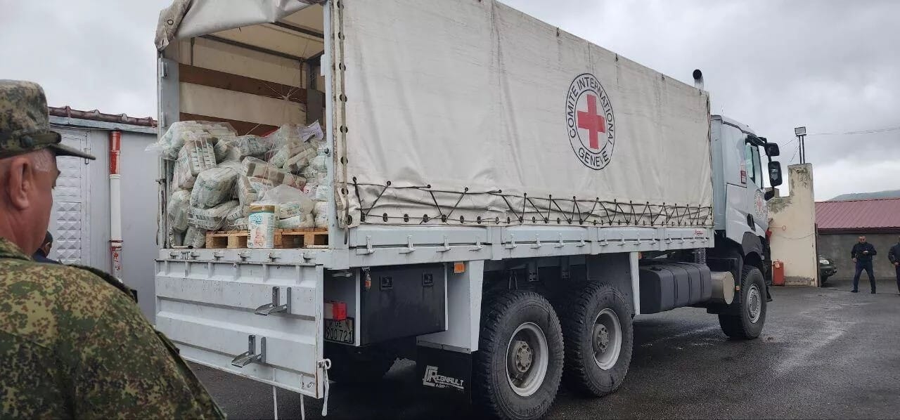 Красный Крест сообщил о доставке гуманитарного груза в Нагорный Карабах через Лачинский коридор. Машины миссии не пропускали с июля