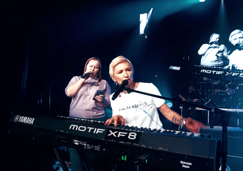 Диана Арбенина спела на сцене с женой участника «СВО». Ранее в России начали отменять концерты певицы из-за критики войны