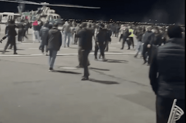 Минздрав Дагестана сообщил о 20 пострадавших в аэропорту Махачкалы. Telegram-каналы пишут, что в основном это полицейские