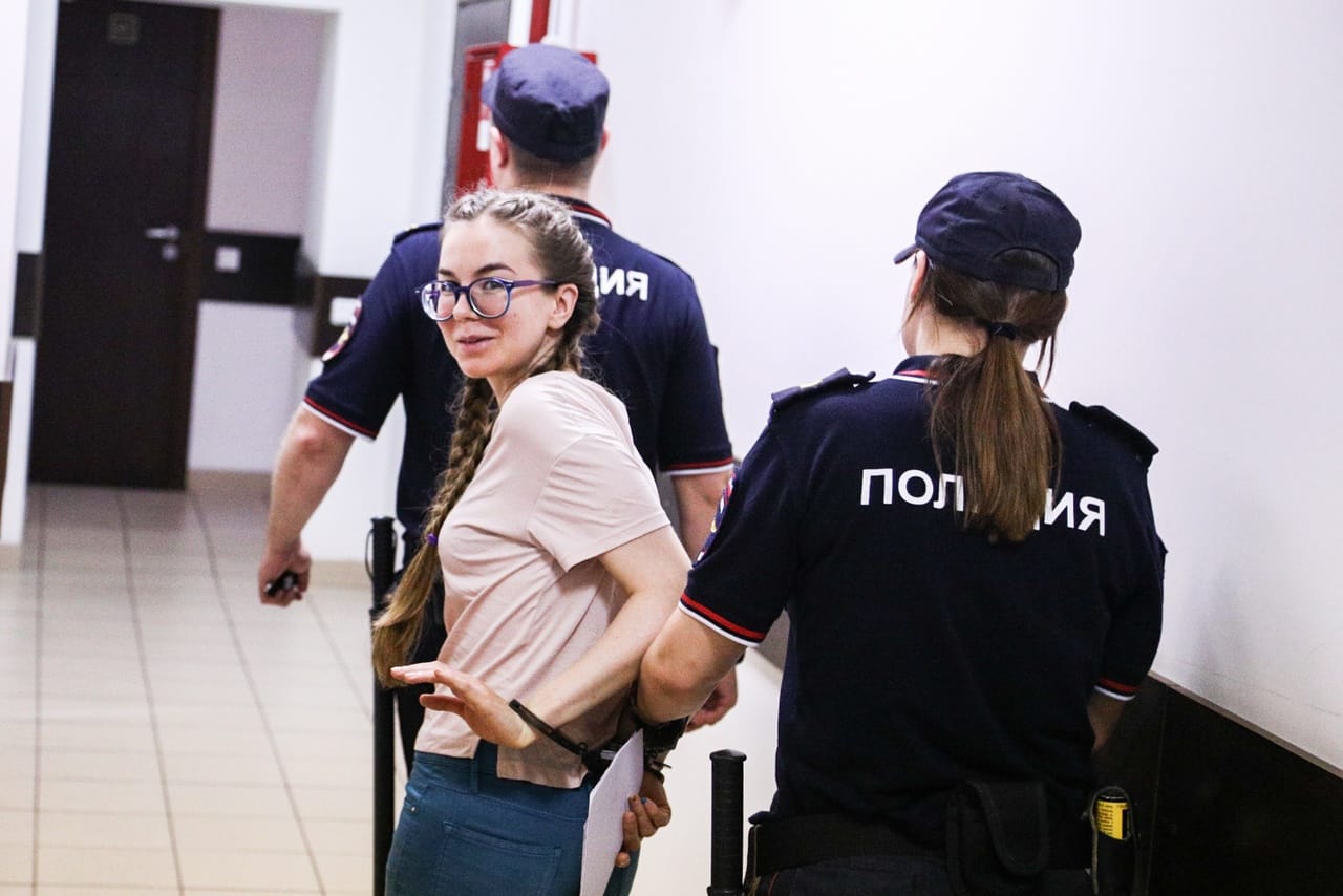 Над фигуранткой дела о «фейках» про армию РФ Петровой издеваются в психиатрическом стационаре — адвокат