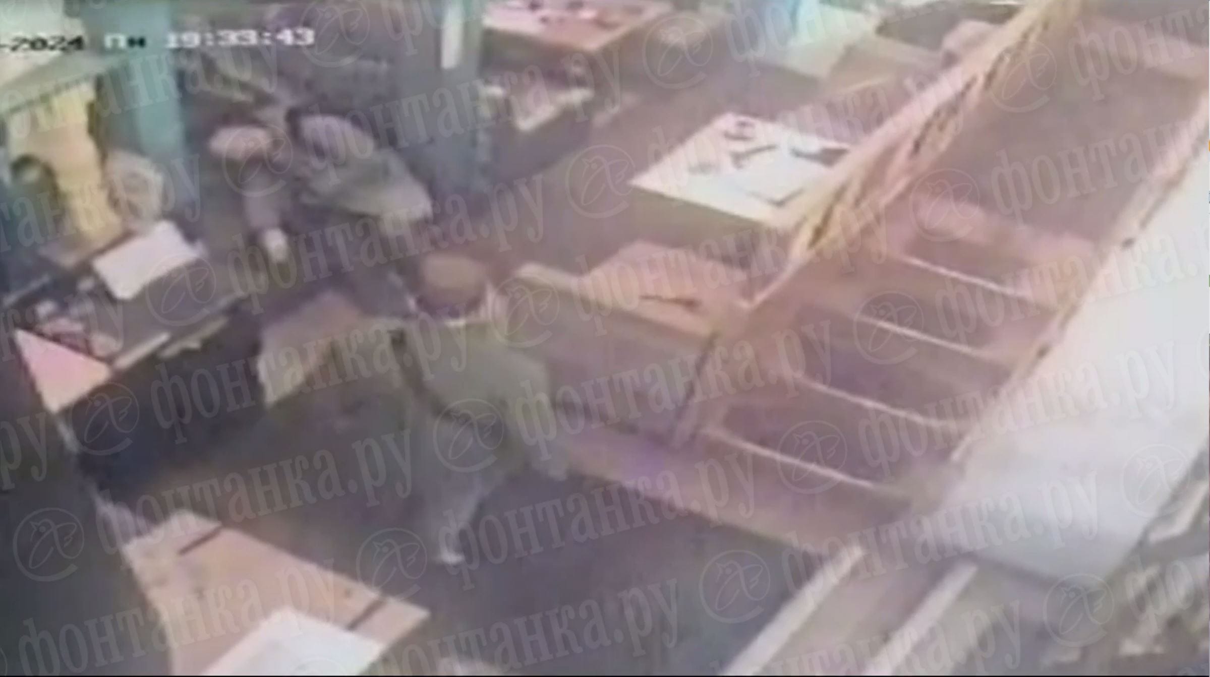 Вернувшийся с войны бывший заключенный застрелил знакомого в ресторане и продолжил есть — видео