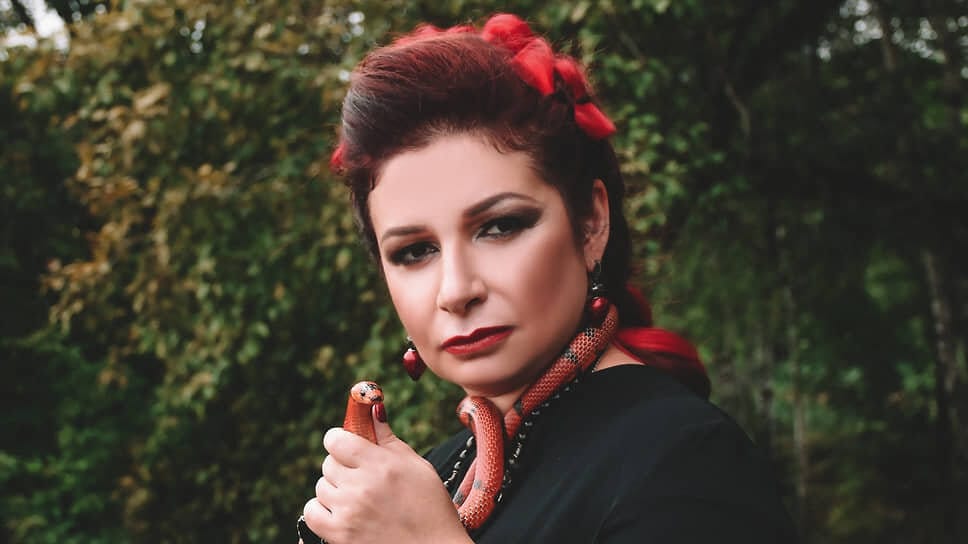 Главу «Империи сильнейших ведьм» Алену Полынь обвинили в экстремизме и оскорблении чувств верующих. Она проводила съезды в поддержку Путина