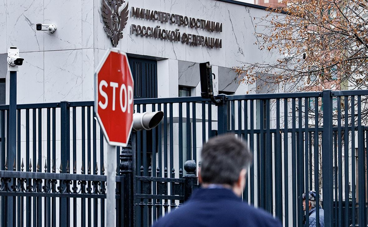 «Законопроект, позволяющий признать нежелательной любую иностранную организацию, нужен для борьбы с иностранными СМИ» — юрист