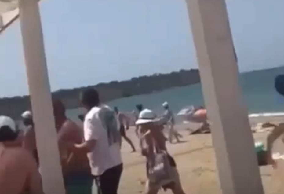 На пляже в Севастополе, на который упали обломки ракеты, погибла девятилетняя дочь заммэра Магадана