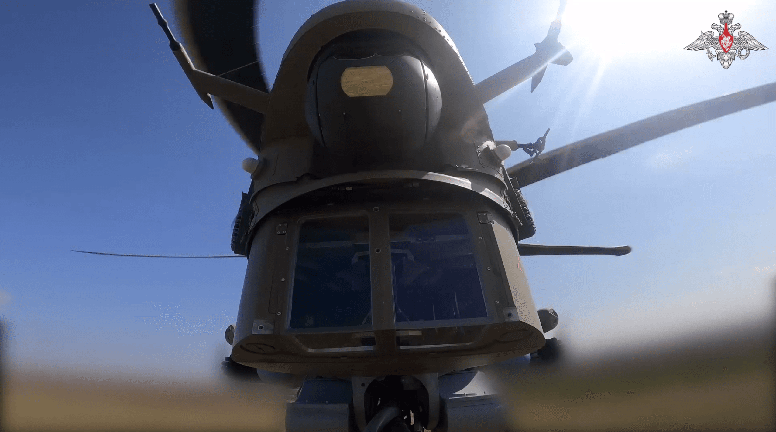 Минобороны РФ снова выдало видео боев в Украине за «удары по ВСУ в Курской области». Кадры размыли, но местность видно в отражении камеры