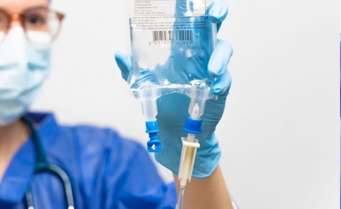 Врачи в реанимациях российских больниц начали экономить на капельницах из-за дефицита физраствора. Обещанные Минздравом меры недостаточны