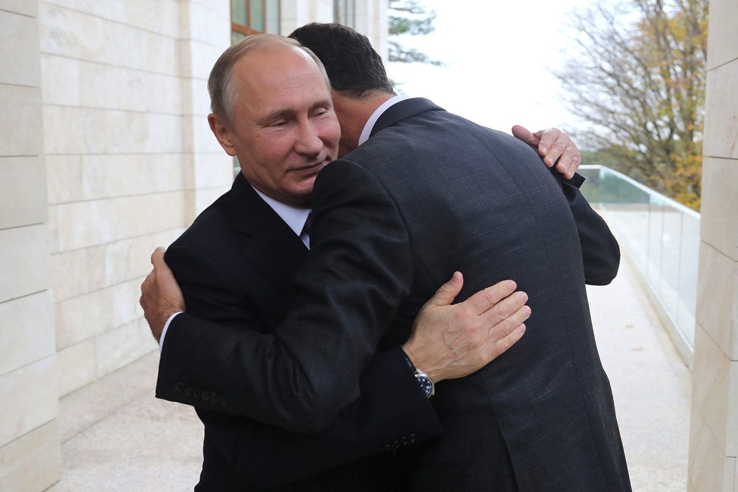 Асад перед побегом убедил военных, что помощь уже в пути, бросил родных и уехал в аэропорт. Жена и дети уже ждали его в Москве — Reuters