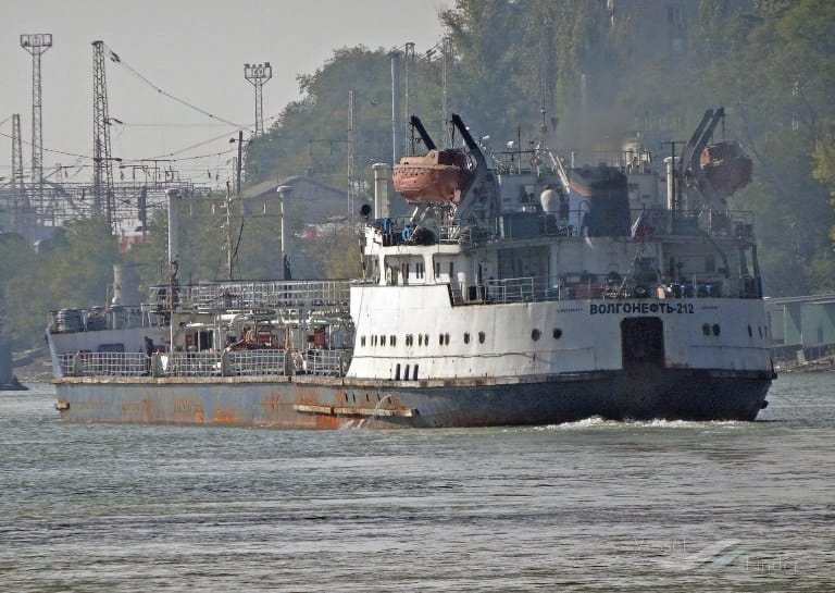 Танкер «Волгонефть-212» с 13 членами экипажа на борту разломился пополам недалеко от Керченского пролива