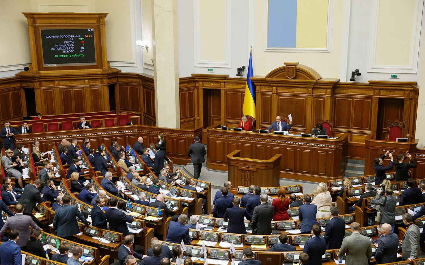 Верховная Рада провалила голосование по постановлению о невозможности выборов до конца войны. Подоляк объяснил это «технической оплошностью»