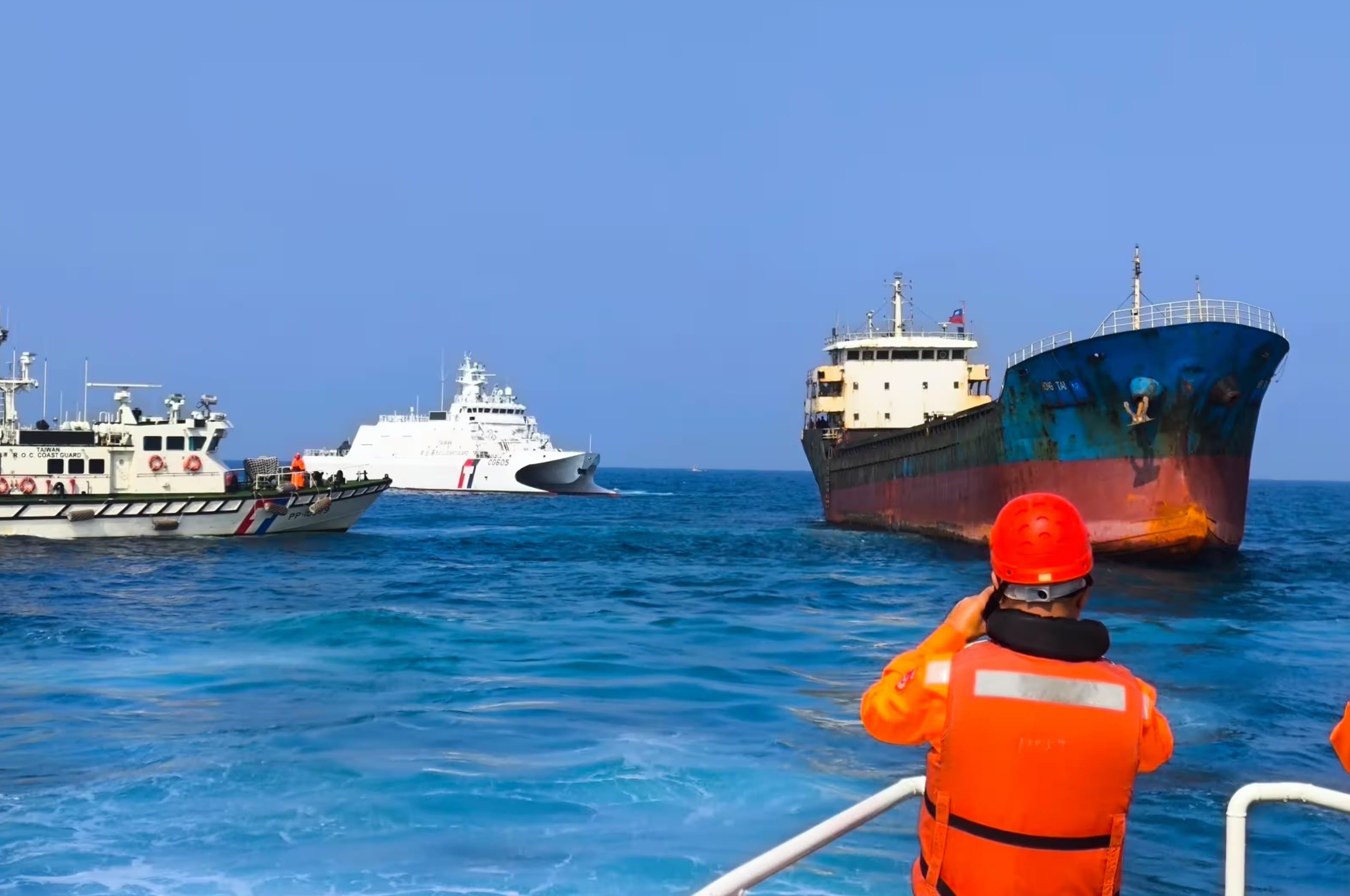 Тайвань задержал китайское судно в момент повреждения им подводного кабеля передачи данных