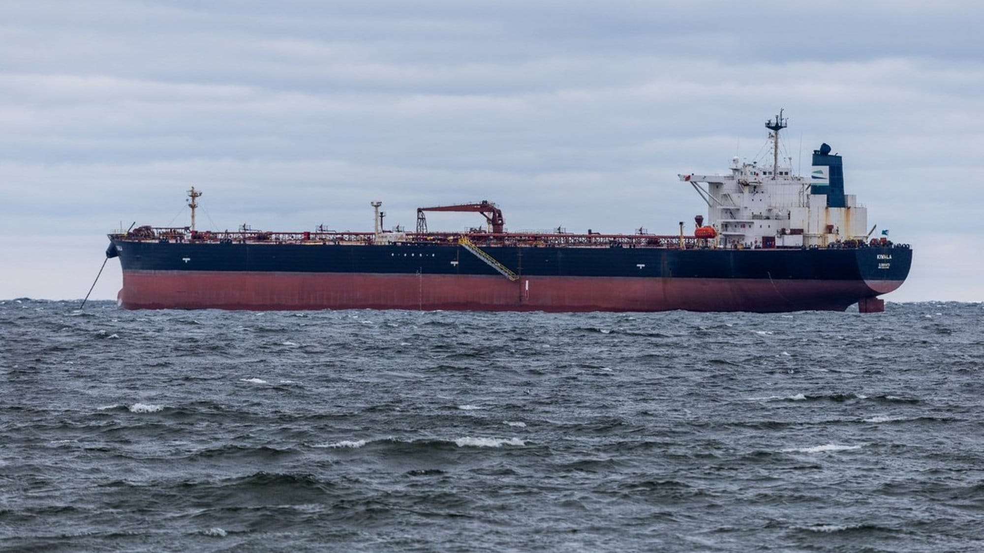 Власти Эстонии нашли 40 нарушений на задержанном танкере из «теневого флота» России. Судну запретили продолжить рейс до их устранения