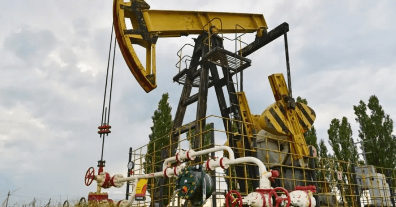 Страны ОПЕК+ договорились увеличить добычу нефти на 411 000 баррелей в день, что усилило падение цен — Bloomberg