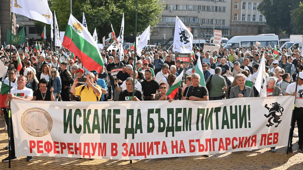 В ЕС рекомендовали принять Болгарию в еврозону. В стране — протесты против отказа от национальной валюты при поддержке пророссийской партии
