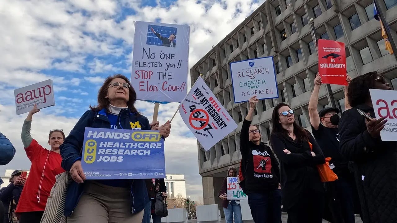 Федеральный суд запретил администрации Трампа осуществлять массовые увольнения в Минздраве США