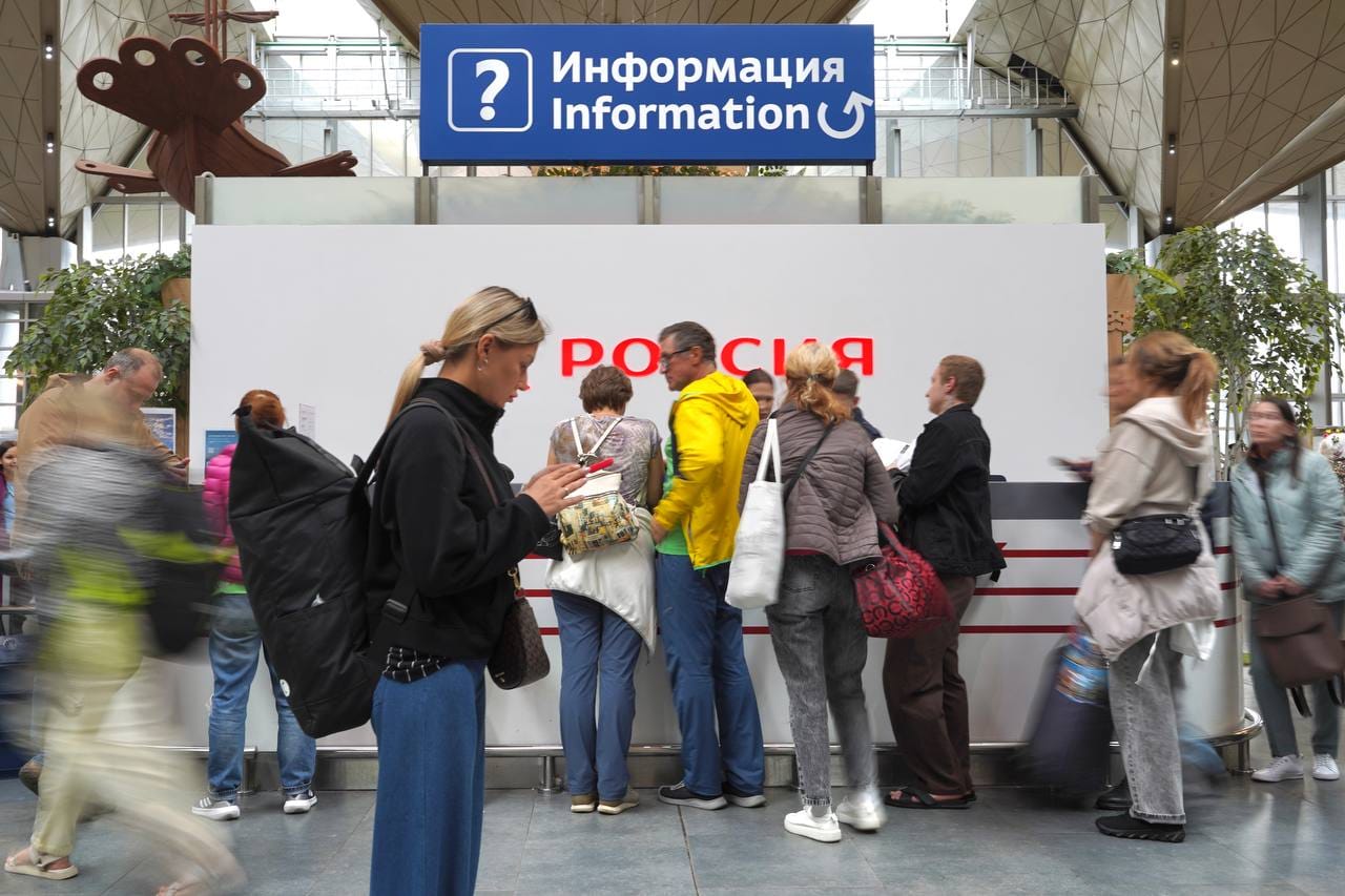 «Закрытие неба — новый коллапс века»: в Пулково задержали сотни рейсов, пассажирам так и не сообщили, что всему виной была угроза БПЛА