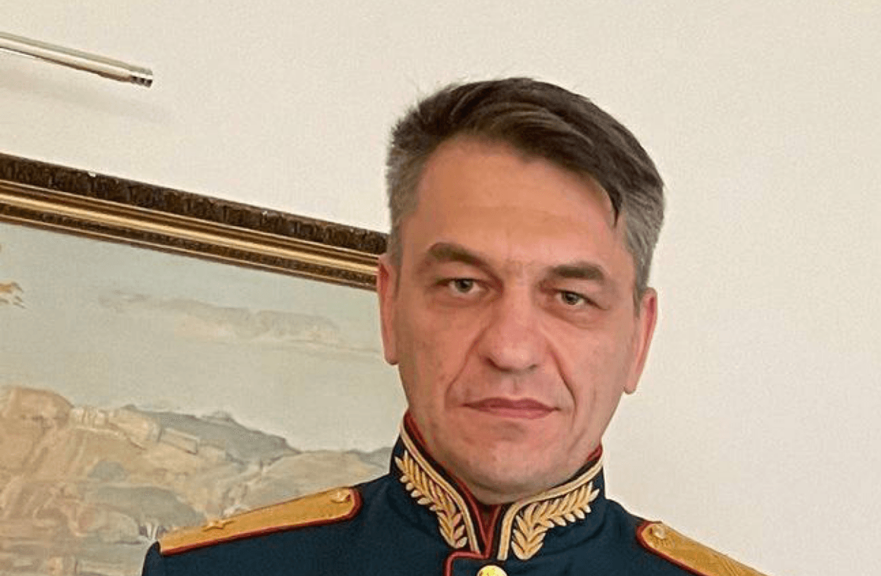 Генералу Ахмедову, прозванному «мясником» из-за неумелого командования, повлекшего гибель сотен его подчиненных, присвоили Героя России