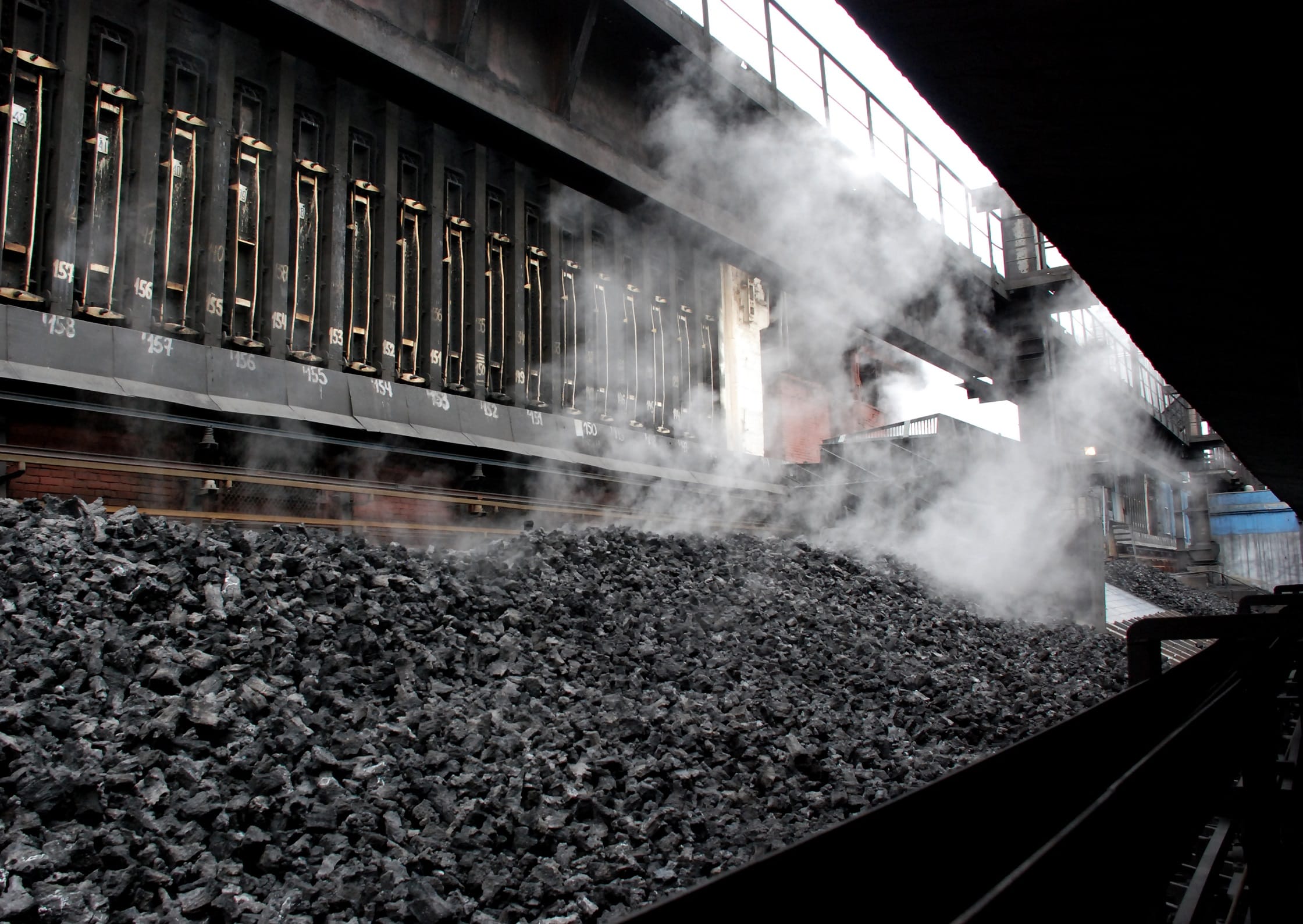 Одна из крупнейших горнодобывающих компаний в России сообщила о сокращении производства из-за санкций и попыток ЦБ справиться с инфляцией