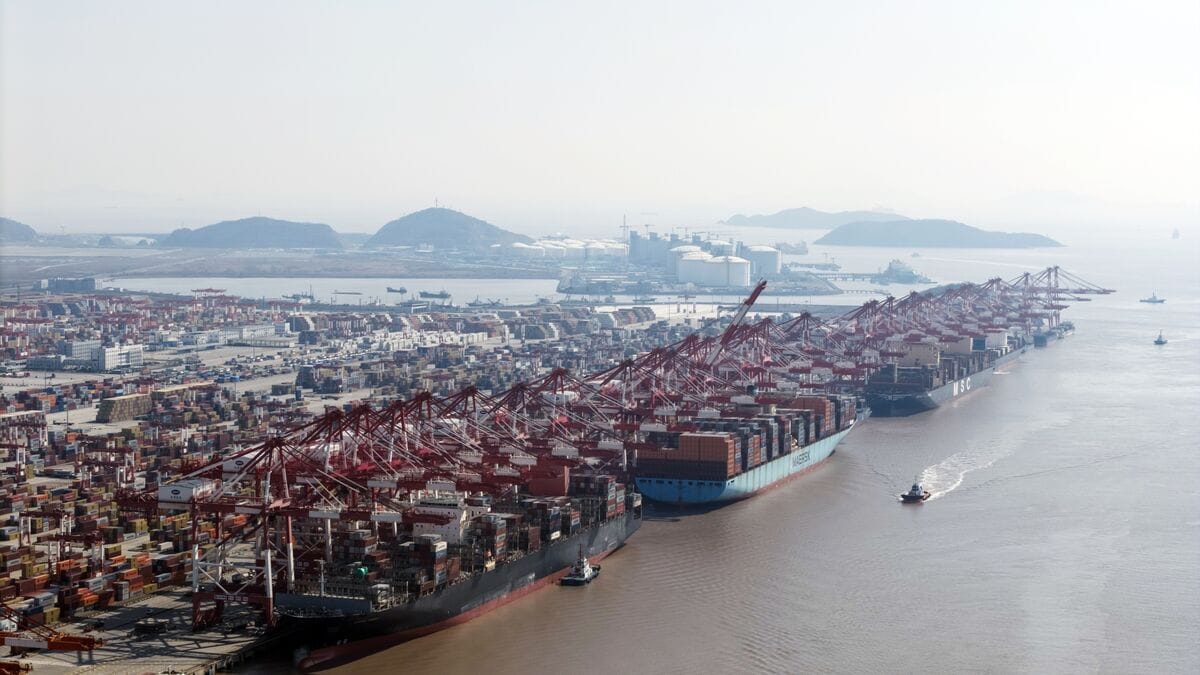 Трамп анонсировал новые пошлины в 100% на товары из Китая 