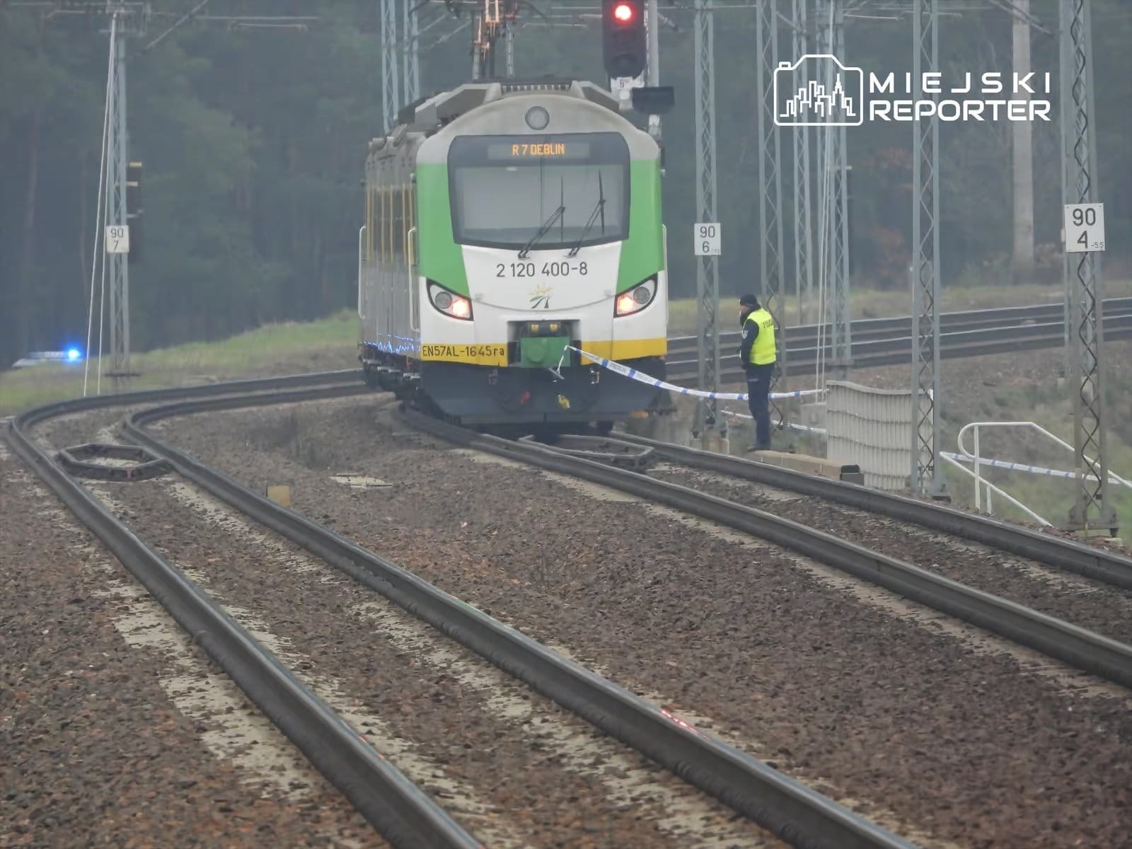 Под Варшавой обнаружили повреждения железнодорожного полотна. В сети появилось фото шнура на рельсах, похожего на детонирующий