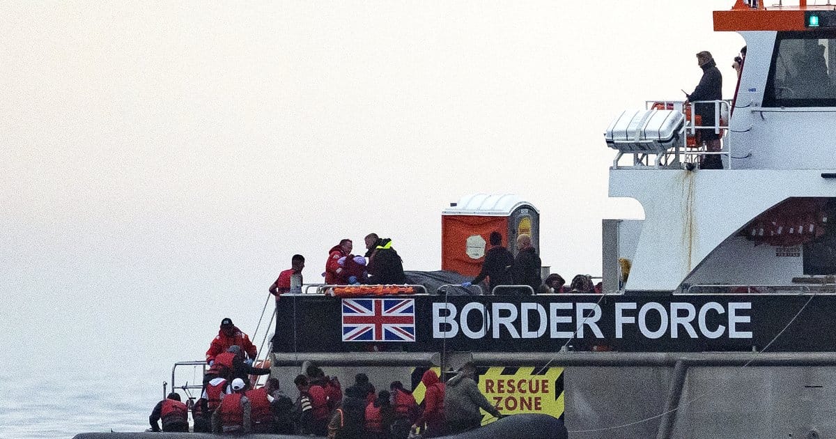 В Великобритании судят полицейских, которые грабили мигрантов, прибывающих через Ла-Манш на лодках
