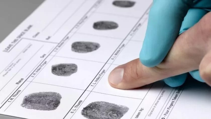 Граждан Беларуси обяжут сдавать отпечатки пальцев при проживании за границей