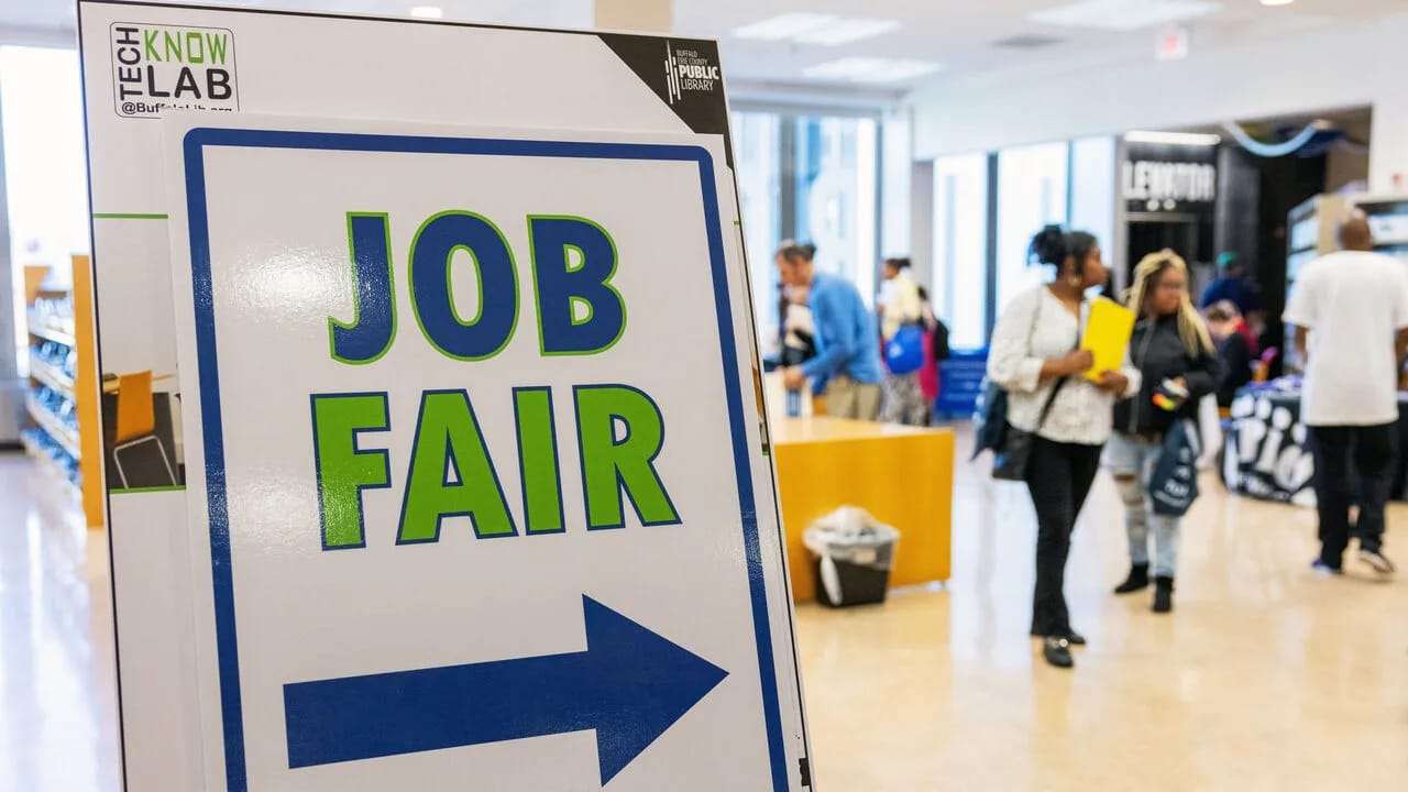 Рынок труда США потерял 92 тысячи рабочих мест в феврале. Хаотичная торговая политика Трампа создает неопределенность для бизнеса — эксперт