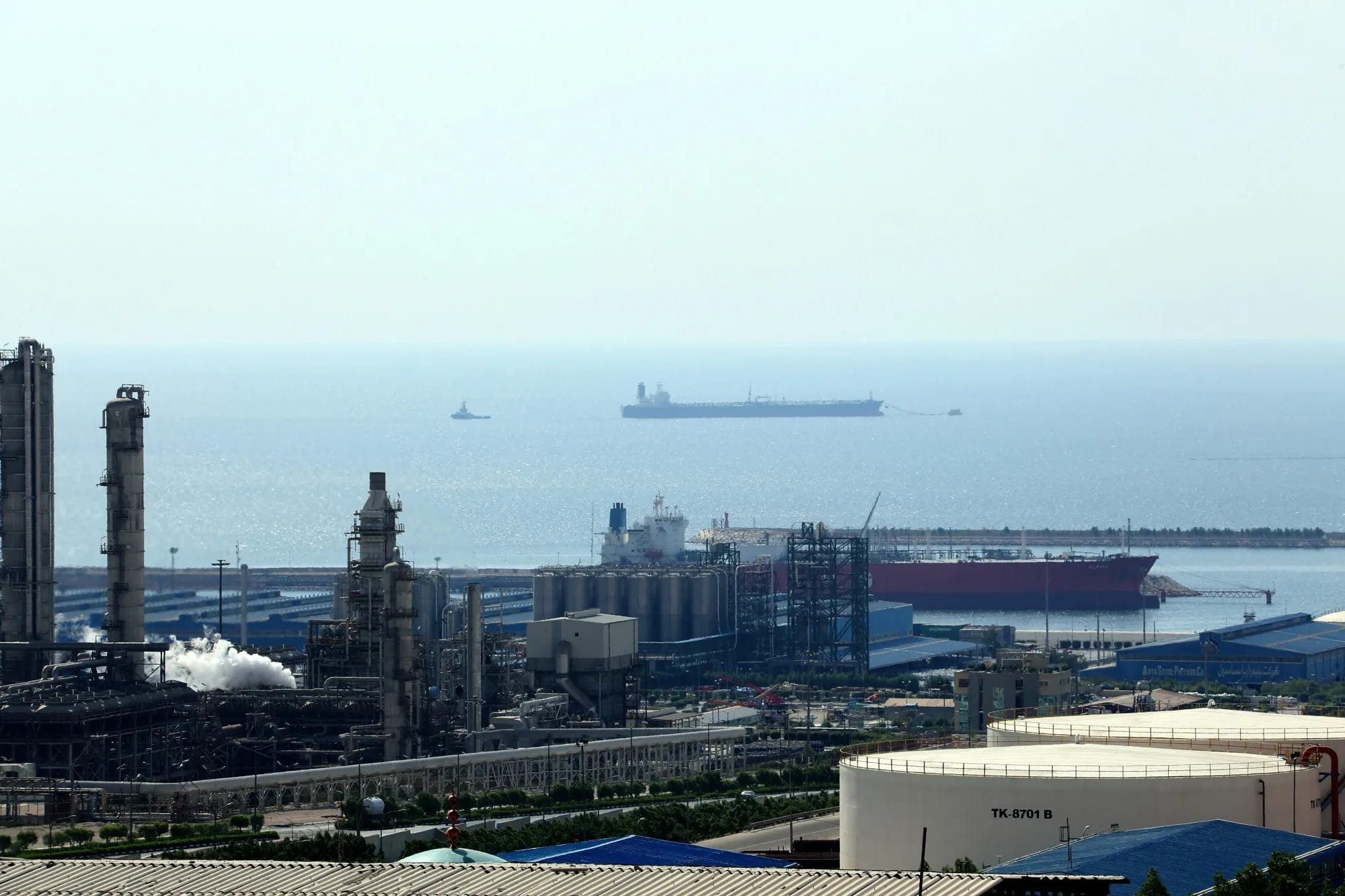 Иран сообщил об ударах Израиля по газовому месторождению и НПЗ в провинции Бушер