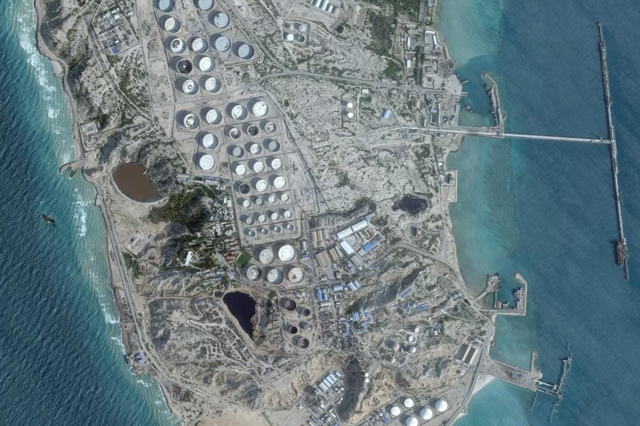 США нанесли удары по острову Харк, через который проходит 90% иранского экспорта нефти