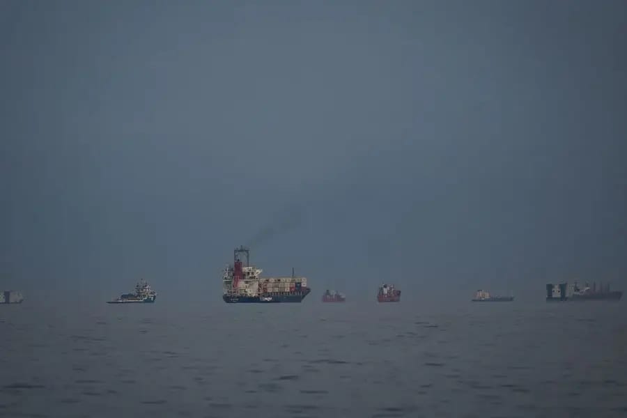 Иран вновь закрыл проход через Ормузский пролив, обвинив США в нарушении перемирия. По нему успели пройти два греческих судна